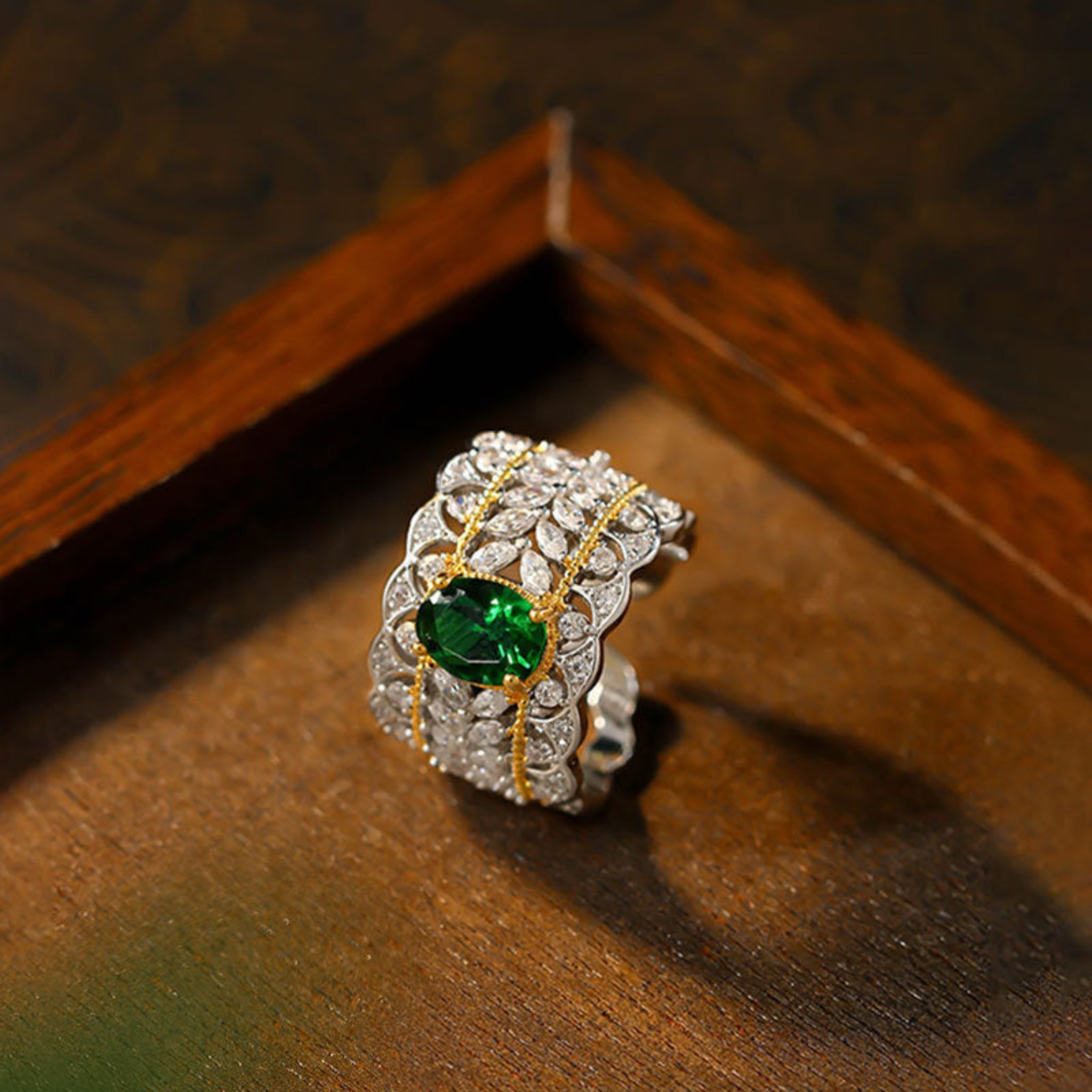 Elegant ring with a green gemstone 