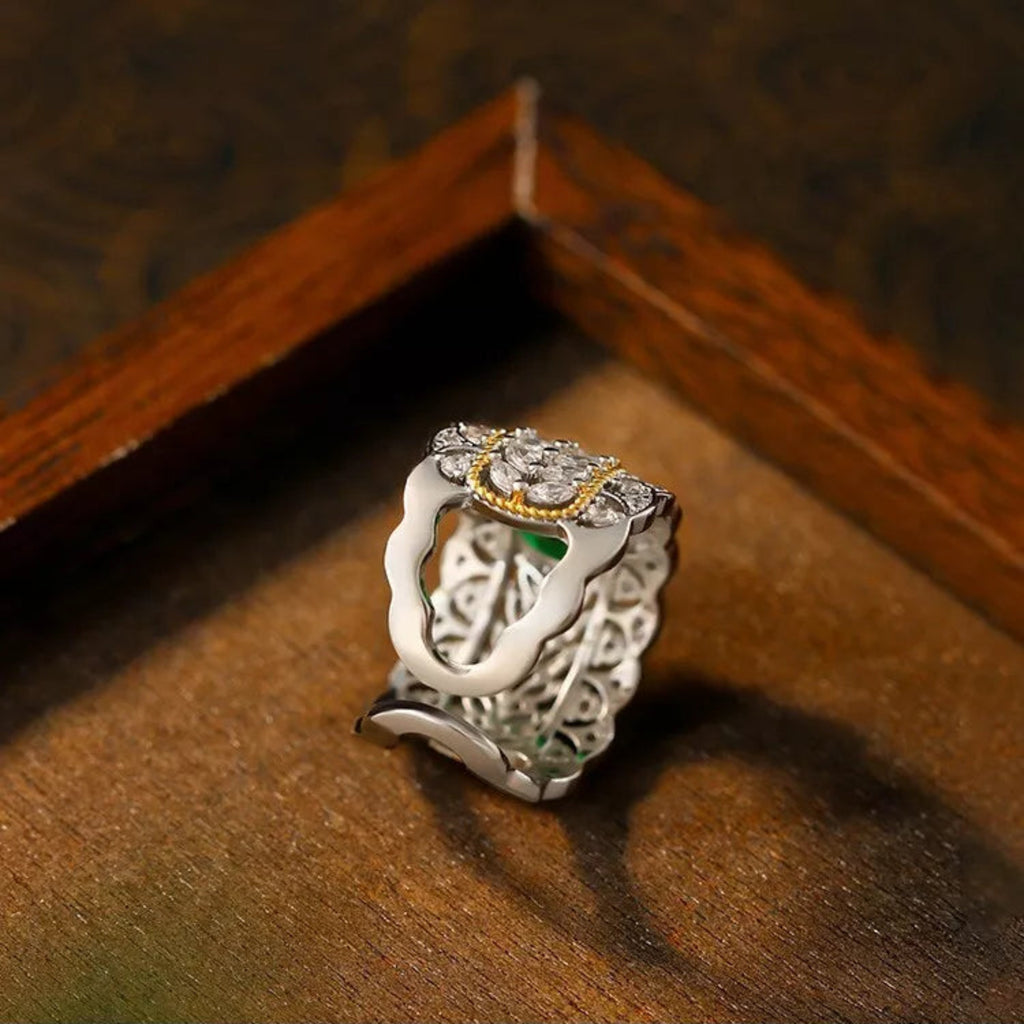 Elegant ring with a green gemstone 