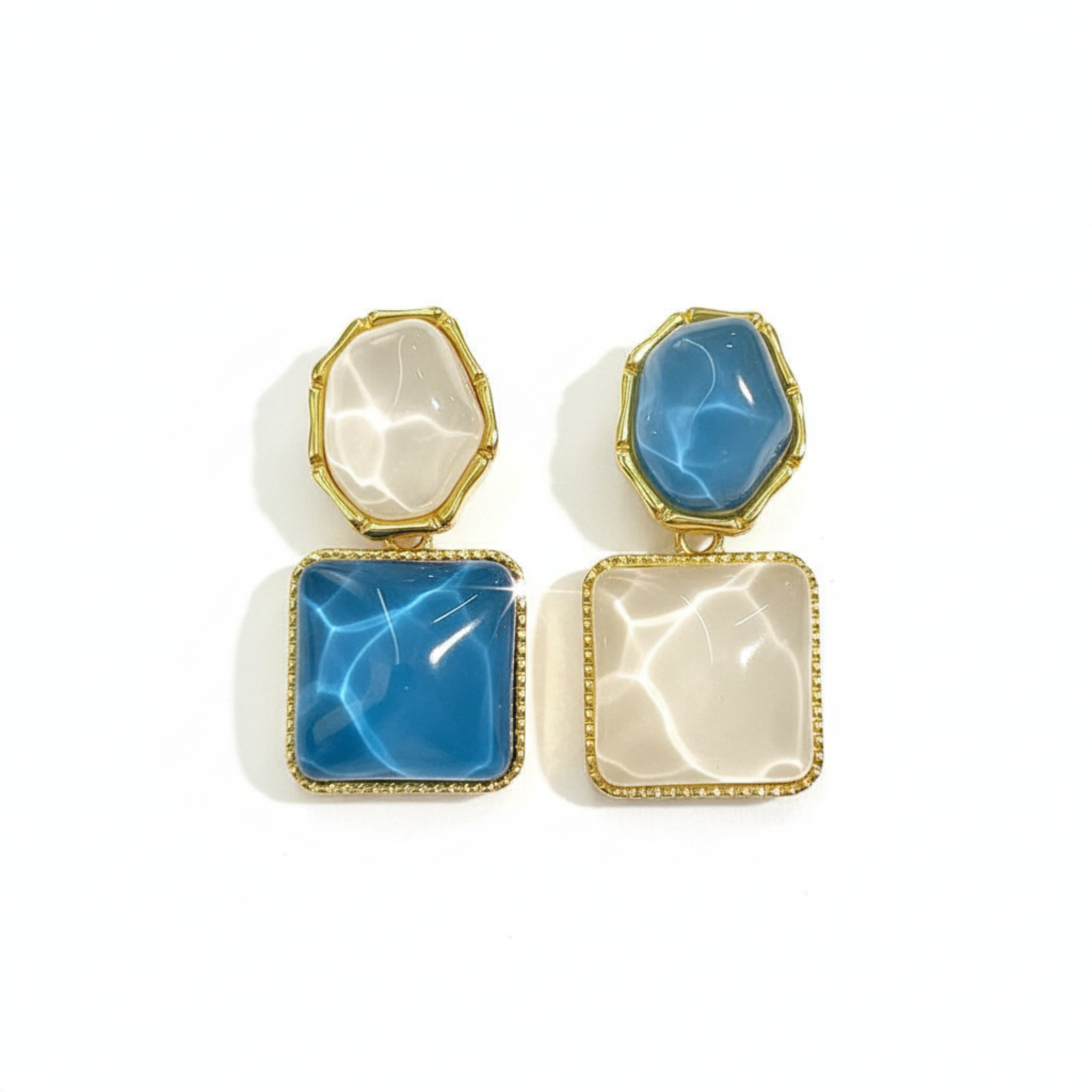 Pair of earrings with blue and beige stones